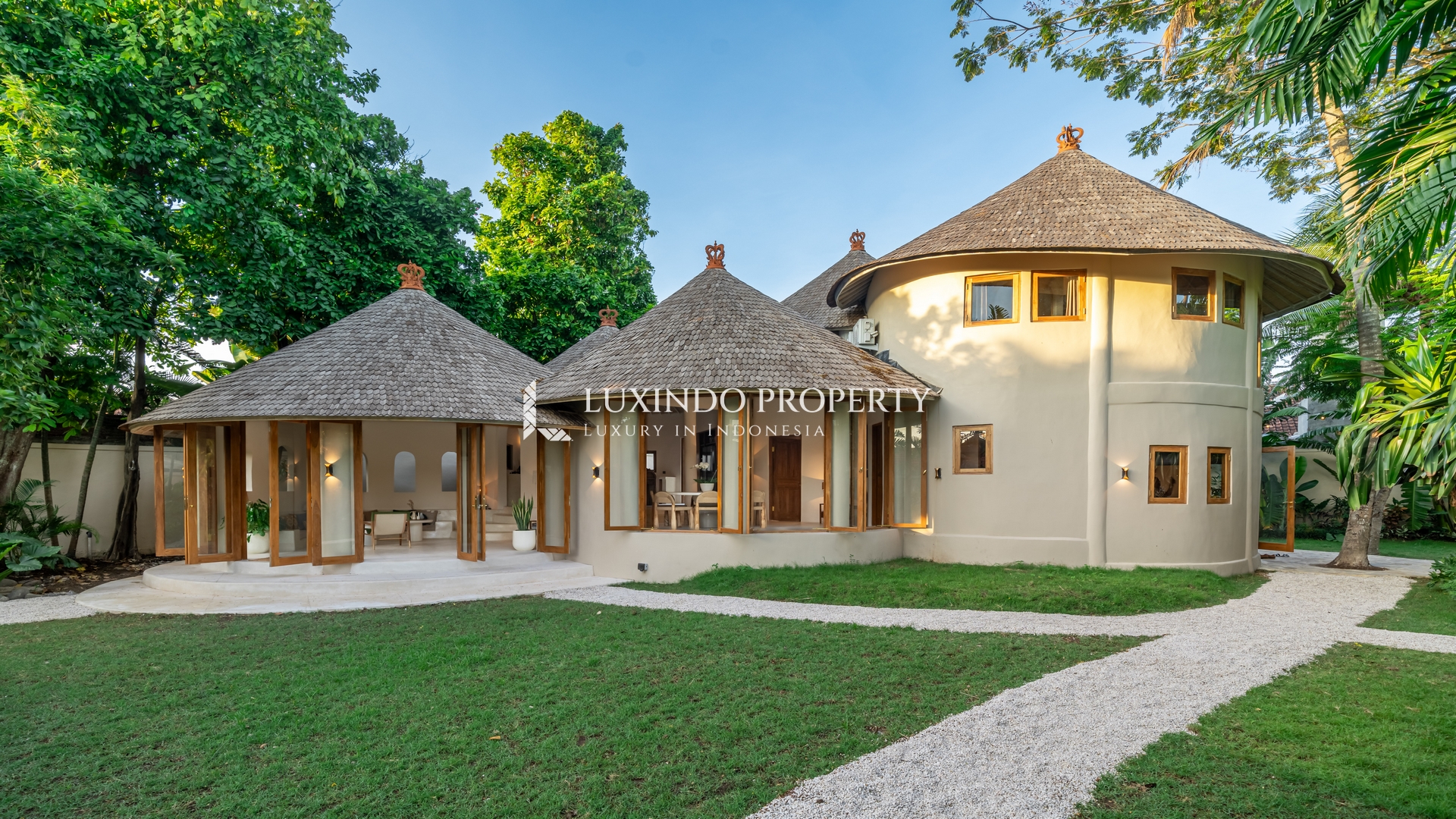 SEMINYAK - CHARMING 4 + 2 BEDROOM LEASEHOLD VILLA (LHV934)